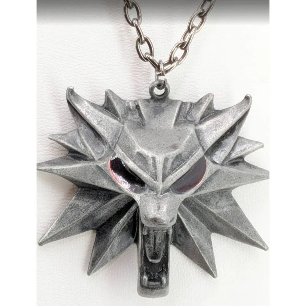 The Witcher Wolf Head Medallion Pendant Necklace Silver Tone Cosplay 20 Inches